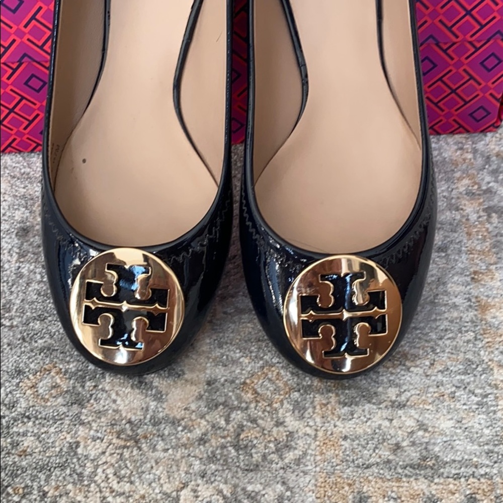 Tory Burch Reva Black Patent Flats 7B - Picture 4 of 7